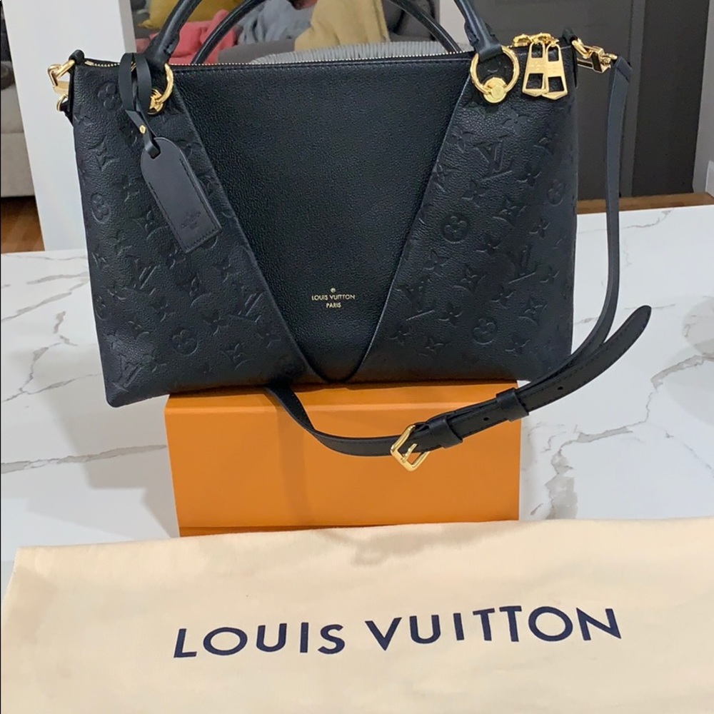 Louis Vuitton v tote mm